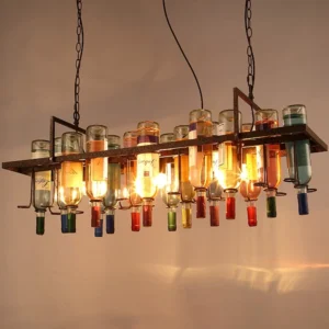 Lustre pendente rústico de ferro com acabamento preto, criando um ambiente acolhedor e autêntico.