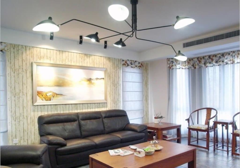 Iluminação de sala de estar com lustre moderno em sofá preto