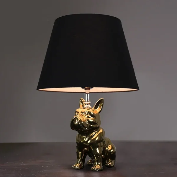 Abajur Cultura Pop Design Cão Buldogue De Resina e Cúpula Tecido
