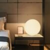 Lumin-ria-de-mesa-criativa-com-globo-de-vidro-luzes-foscas-para-quarto-ao-lado-da Abajur bola de vidro branco