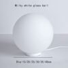 Lumin-ria-de-mesa-criativa-com-globo-de-vidro-luzes-foscas-para-quarto-ao-lado-da-2 Abajur bola de vidro branco