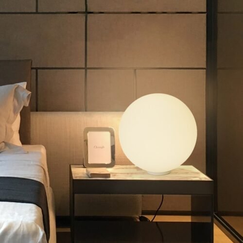 Lumin-ria-de-mesa-criativa-com-globo-de-vidro-luzes-foscas-para-quarto-ao-lado-da Abajur bola de vidro branco