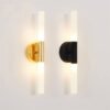 Lumin-ria-de-parede-led-espelhada-para-cima-baixo-tubo-de-metal-moderno-luz-para-banheiro Arandela tubo de parede espelhada com design único direcionando a luz para cima e para baixo