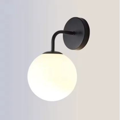 arandela barcelona preta com bola de vidor branco leitosa marca miresa Arandela bola/esferas de vidro