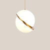 pendente de vidro branco e detalhe dourado marca miresa Pendente moderno bola branca
