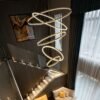 Duplex-piso-sala-de-estar-grande-lustre-villa-escadas-moderno-e-minimalista-anel-lustre-sala-jantar Lustre minimalista argola led miresa