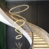 Duplex-piso-sala-de-estar-grande-lustre-villa-escadas-moderno-e-minimalista-anel-lustre-sala-jantar-2 Lustre minimalista argola led