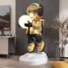 Escultura astronauta segurando bola