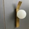 Lumin-ria-de-parede-led-redonda-lumin-ria-de-parede-dourada-com-bola-de-vidro-redonda-3 Arandela dourada e globo de vidro