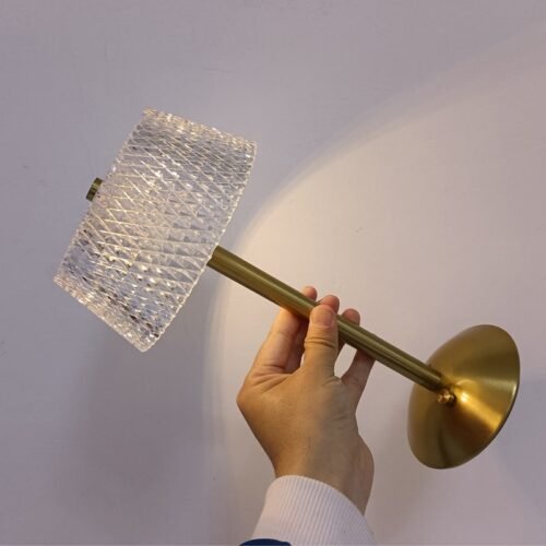 Abajur metal cor ouro e luz de toque