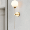 arandela_barcelona_bola_esfera_de_vidro_e_metal_dourado_micaza Arandela bola vidro branco leitoso