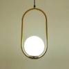 pendente minimalista dourado com bola de vidro branco e marca miresa Pendente dourado bola vidro