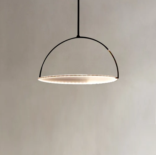 pendente moderno disco minimalista aluminio preto e luz LED marca miresa