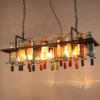 Pendentes Rústicos Iluminação Industrial com Toque Vintage Miresa Lustre pendente rústico de ferro com acabamento preto, criando um ambiente acolhedor e autêntico.