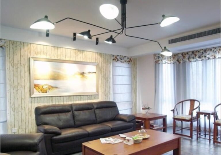 Iluminação de sala de estar com lustre moderno em sofá preto