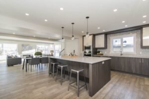 cozinha com vários tipos de iluminação para realçar o ambiente