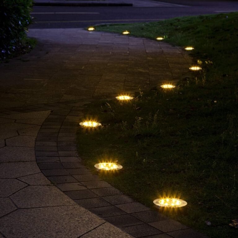 Qual a Melhor Iluminação Para Área Externa? 1 miresa-spot-redondo-de-led-energia-solar-para-jardins