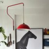 Arandela vermelho braço oscilante