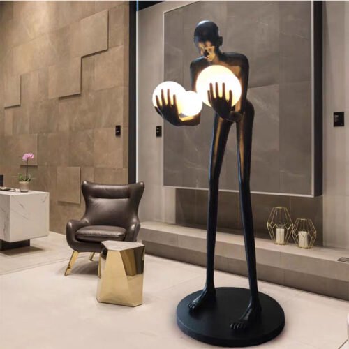 Luminária escultura humanóide segurando esferas