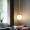 Lustre moderno com bolas de vidro brancas