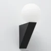 Sa85d280300554fc18ea2b1495f3454beC Arandela Moderna Triângulo Com Bola de Vidro Branca