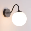 arandela aluminio preto moderna em curva com bola de vidro branco leitoso marca miresa Arandela Barcelona Bola De Vidro Branco Leitoso