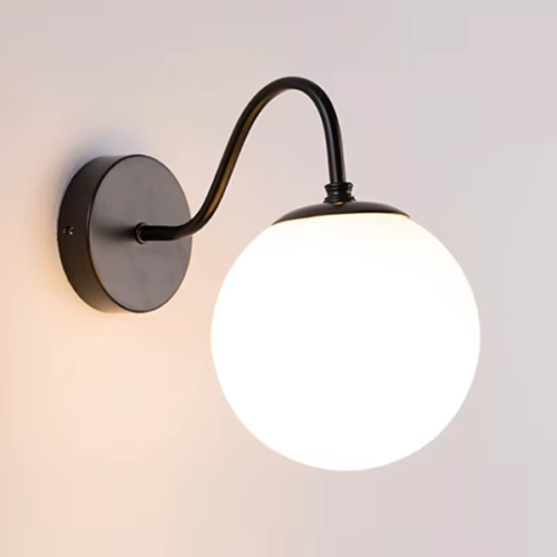 arandela aluminio preto moderna em curva com bola de vidro branco leitoso marca miresa Arandela Barcelona Bola De Vidro Branco Leitoso