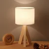 LED-Wooden-Bedside-Lamp-Candeeiro-de-Mesa-Trip-Retro-Linen-Lamp-Shade-Desktop-Ilumina-o-Decorativa-1 Abajur Tripé de Madeira e Cúpula Redonda Tecido Branco