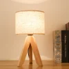 LED-Wooden-Bedside-Lamp-Candeeiro-de-Mesa-Trip-Retro-Linen-Lamp-Shade-Desktop-Ilumina-o-Decorativa-2 Abajur Tripé de Madeira e Cúpula Redonda Tecido Branco