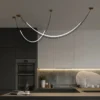 Longo-Tipo-LED-Pingente-De-Ilumina-o-Modern-Designer-Linha-L-mpada-L-mpada-De-Escrit-1 Lustre Minimalista Acrílico Em Curva Com Luz de LED