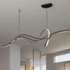 Lustres-Modernos-para-Sala-de-Jantar-Luzes-pendentes-inteligentes-L-mpada-decorativa-Decora-o-do-sal Lustre Retangular Em Curva Alumínio Preto ou Branco