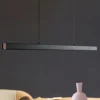 Lustre Minimalista linear Barra Alumínio e Luz de LED | Miresa | loja-de-luminárias-São-Paulo Lustre Minimalista linear Barra Alumínio e Luz de LED: lustre de alumínio minimalista linear barra, oferecido pela Miresa, loja-de-luminárias-São-Paulo.