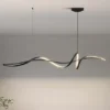 Lustre de alumínio preto linear (Lustre Preto Linear Alumínio Em Curva e Luz de LED), disponível na Miresa, loja-de-luminárias-São-Paulo.