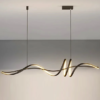 lustre-retangular-espiral-aluminio-preto-e-luz-de-led-mesa-jantar-comprida-retangular-marca-miresa Lustre Moderno Retangular Espiral