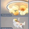 Astronauta-moderno-levou-luz-de-teto-planeta-criativo-voando-nave-espacial-design-para-decora-o-do-1 Luminária Sobrepor Infantil Astronauta Com Planetas
