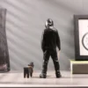 Banksy-Homem-Trendy-Brincando-com-Cachorros-Brinquedos-Brancos-Esculturas-e-Ornamentos-de-Arte-1 Escultura Cultura Pop Banksy Homem Brincando com Cachorros