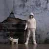 Banksy-Homem-Trendy-Brincando-com-Cachorros-Brinquedos-Brancos-Esculturas-e-Ornamentos-de-Arte Escultura Cultura Pop Banksy Homem Brincando com Cachorros