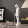 Banksy-Homem-Trendy-Brincando-com-Cachorros-Brinquedos-Brancos-Esculturas-e-Ornamentos-de-Arte-3 Escultura Cultura Pop Banksy Homem Brincando com Cachorros