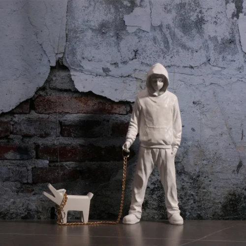 Banksy-Homem-Trendy-Brincando-com-Cachorros-Brinquedos-Brancos-Esculturas-e-Ornamentos-de-Arte Escultura Cultura Pop Banksy Homem Brincando com Cachorros