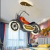 Lustre-acr-lico-para-quarto-de-crian-a-l-mpada-de-resina-para-quarto-de-meninos-1 Luminária Infantil Motocicleta Esportiva De Acrílico