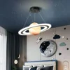Novidade-Luzes-Pingente-para-Quarto-de-Crian-as-Planeta-Pendurado-L-mpada-Crian-as-Loja-e Luminária Infantil Pendente Planeta