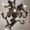 Resina-alta-Lustre-Pingente-3-Macacos-preto-e-branco-resina-animal-original-l-mpada-suspensa-para Luminária Pendente De Resina Escultura De Macacos Itália Designer