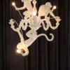 Resina-alta-Lustre-Pingente-3-Macacos-preto-e-branco-resina-animal-original-l-mpada-suspensa-para-2 Luminária Pendente De Resina Escultura De Macacos Itália Designer
