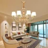 Candelabro-de-cristal-para-sala-de-estar-estilo-europeu-atmosfera-luxuosa-l-mpada-dom-stica-quarto-1 Lustre Cromado ou Dourado Cúpula Branca Vidro