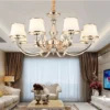 Candelabro-de-cristal-para-sala-de-estar-estilo-europeu-atmosfera-luxuosa-l-mpada-dom-stica-quarto-3 Lustre Cromado ou Dourado Cúpula Branca Vidro