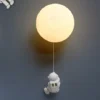 L-mpada-de-parede-lua-3D-para-decora-o-de-quarto-infantil-ilumina-o-de-astronauta Luminária Infantil (Quarto Criança), Arandela Lua 3D
