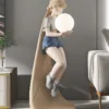 Long-Hair-Holding-Lamp-Statue-Girl-Ornament-Home-Decor-Piso-Grande-Decora-o-Indoor-Brilhante-Personagem Luminária Chão Infantil Menina Segurando Bola Branco Com Luz LED