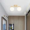 Luz-de-teto-de-vidro-n-rdico-com-bola-branca-l-mpada-do-corredor-ilumina-o-1 Luminária Sobrepor Dourado Com Bolas Vidro Brancas