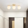 Luz-de-teto-de-vidro-n-rdico-com-bola-branca-l-mpada-do-corredor-ilumina-o-2 Luminária Sobrepor Dourado Com Bolas Vidro Brancas