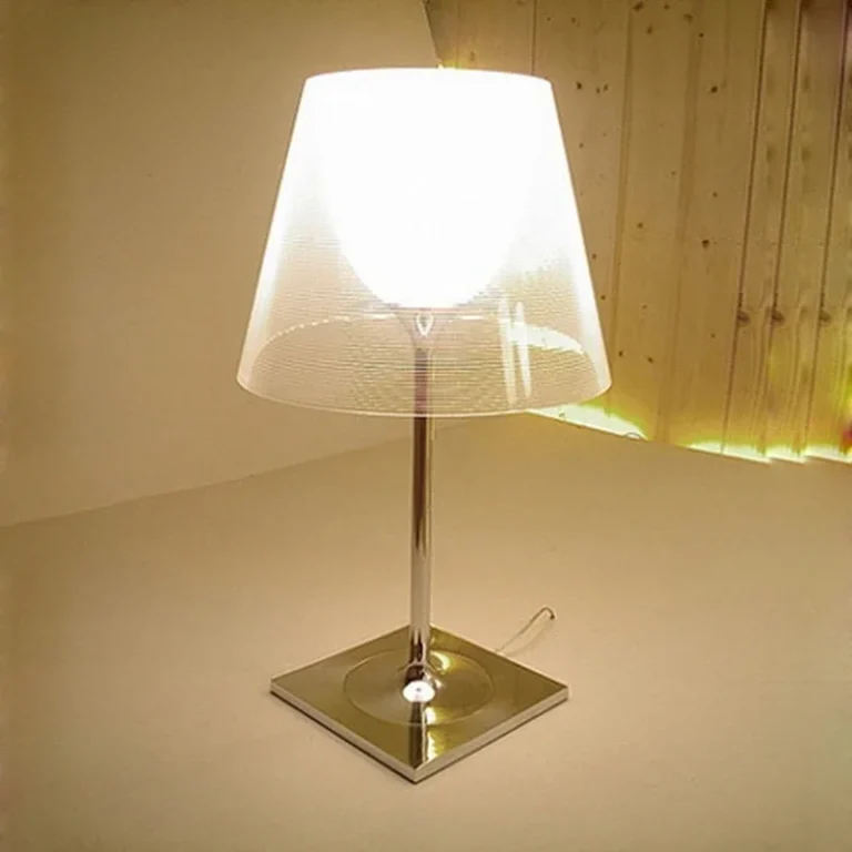 Abajur em acrílico transparente, design italiano, réplica MIRESA inspirada em Philippe Starck